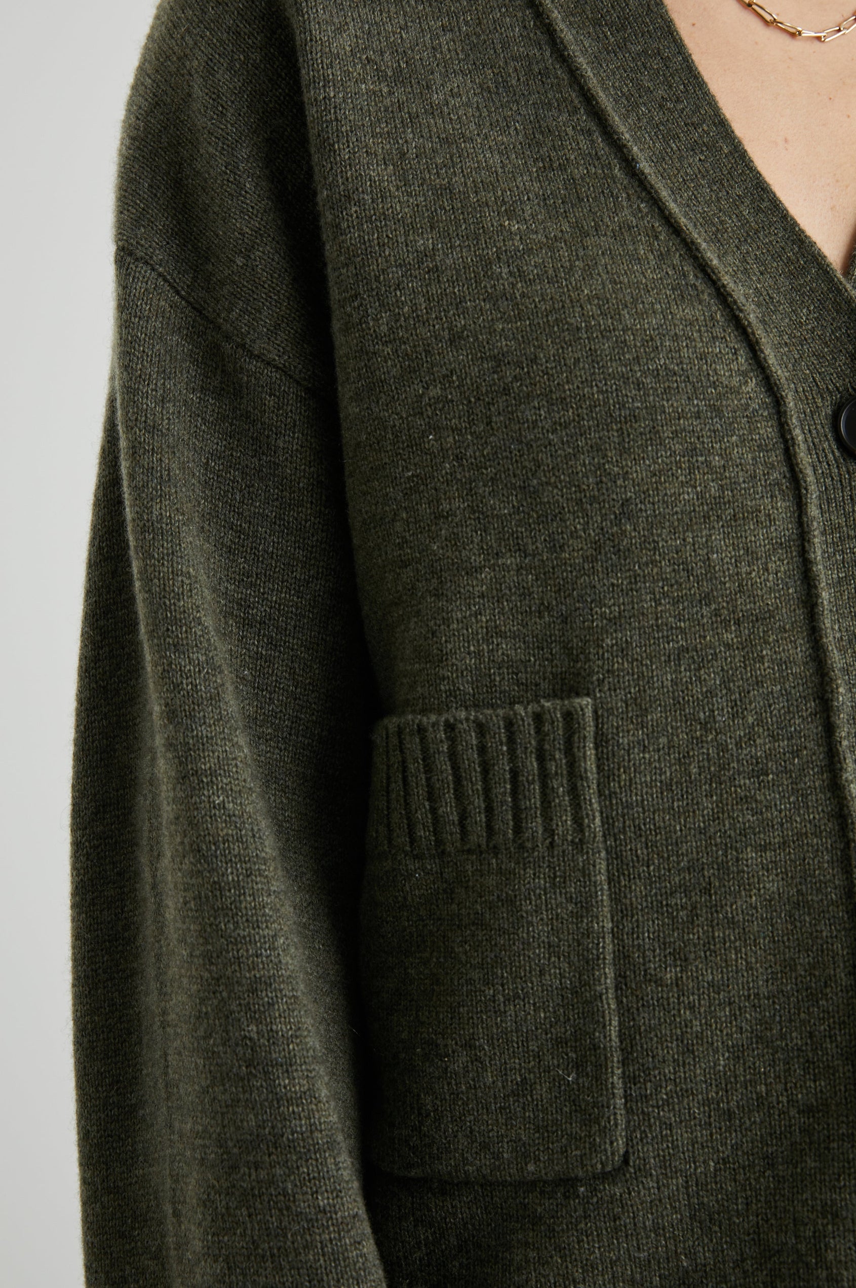 LINDI SWEATER OLIVE - DETAIL