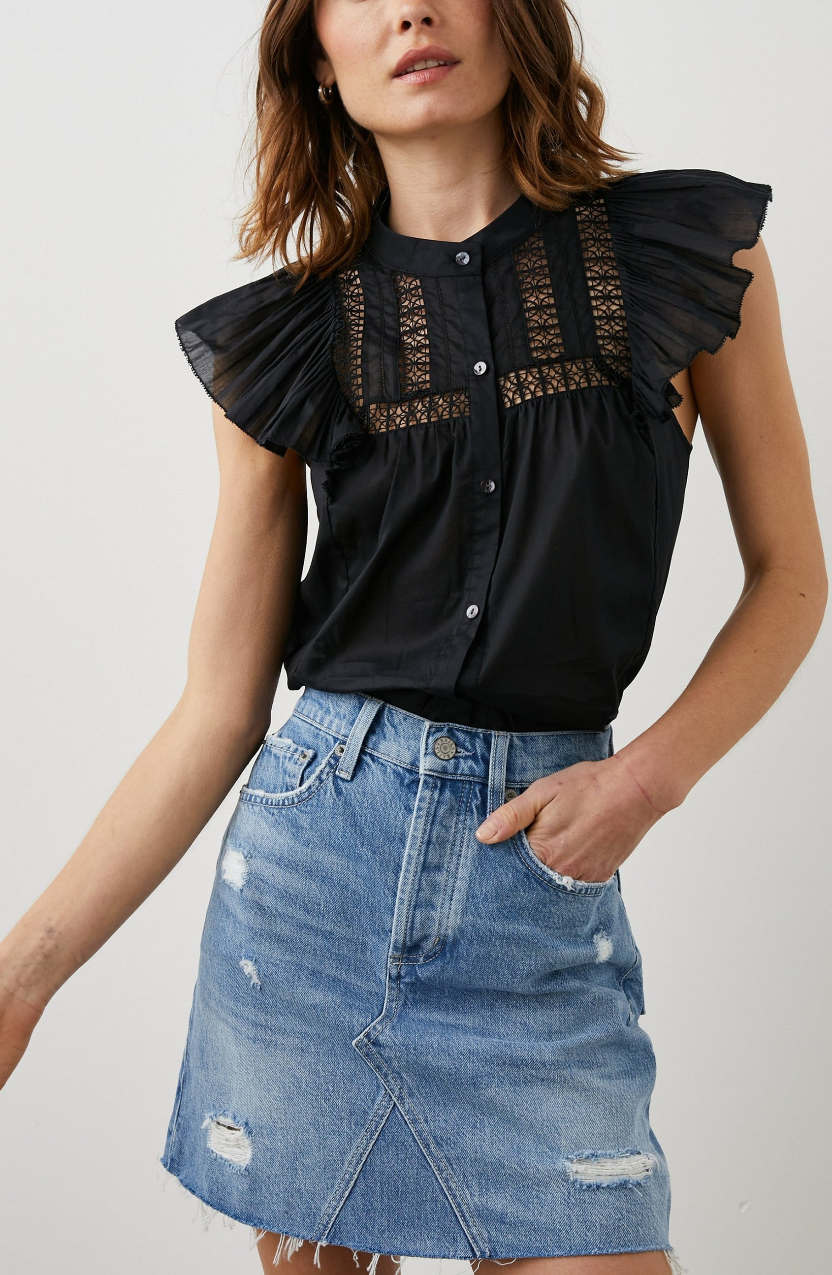 LOUELLA TOP TRUE BLACK - FRONT IN MOTION