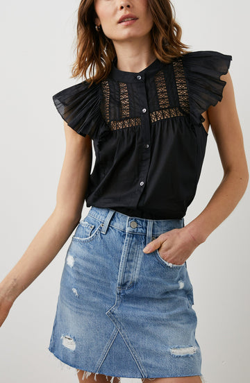 LOUELLA TOP TRUE BLACK - FRONT IN MOTION