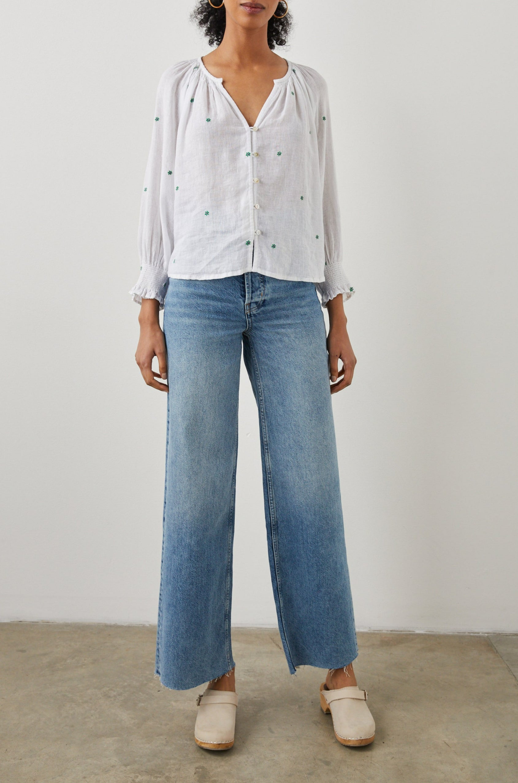 MARIAH TOP GREEN DAISY EMBROIDERY - MODEL 2 FRONT FULL BODY