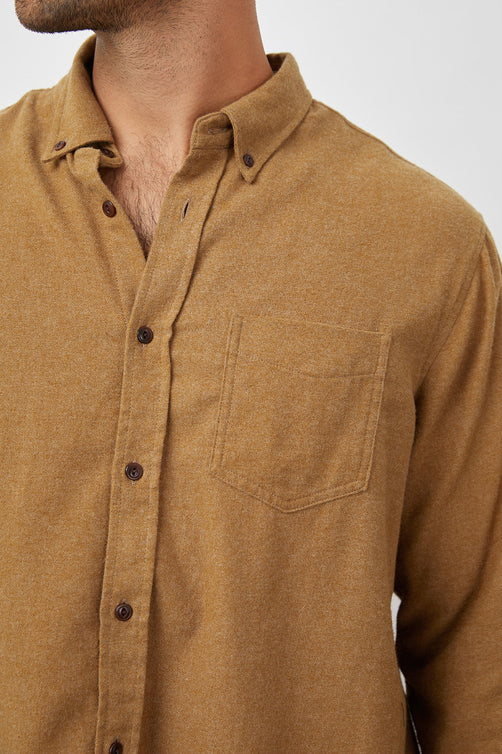 RUNSON SHIRT GOLDEN ROD - POCKET DETAILS