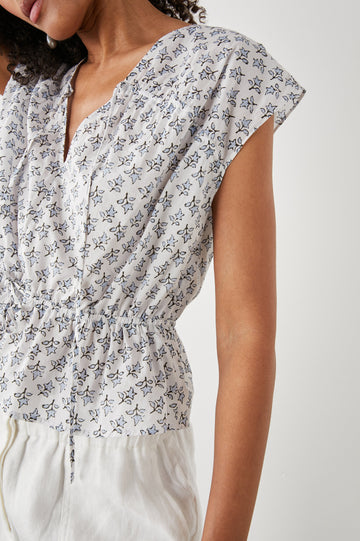 SAVI TOP WHITE BLUE IVY - DETAIL