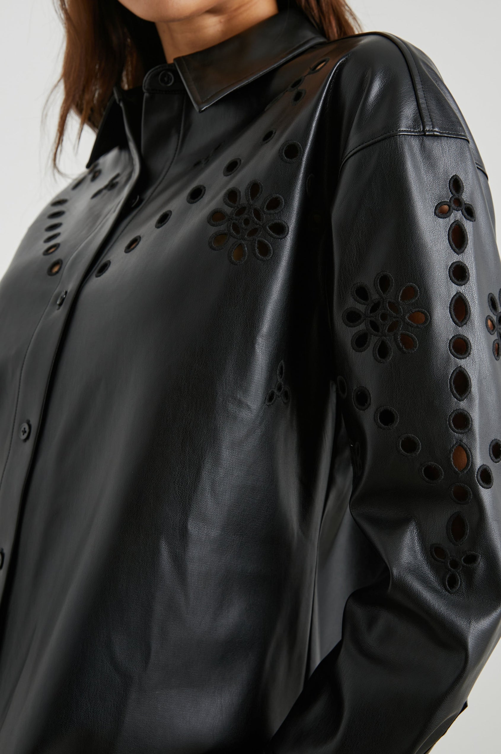 TAMSYN SHIRT BLACK - DETAIL