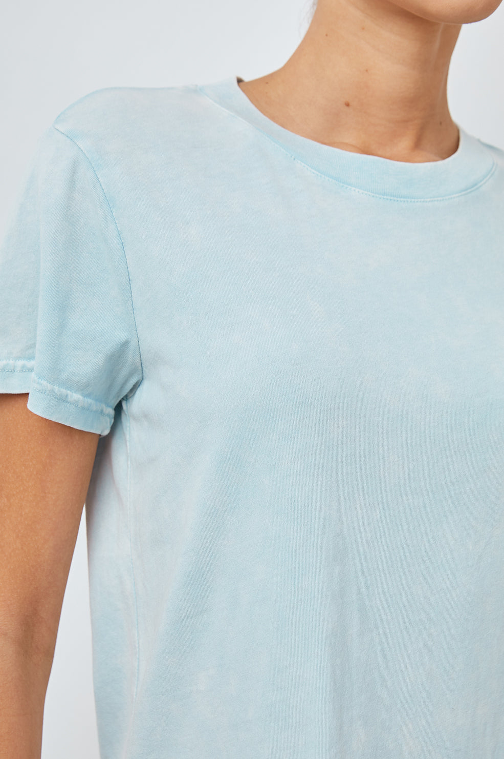 THE CLASSIC CREW SMOKE BLUE ACID WASH SHIRT- DETAIL